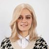 Eleanore - Terjedelmes réteges platina szőke paróka