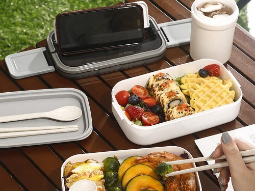 Két rekeszes uzsonnásdoboz evőeszközökkel, fehér - 21,5x11,5x11cm