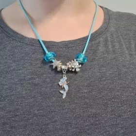   Kreatív karkötő készítő szett ajándékdobozzal, medálokkal, gyöngyökkel ? 107 színes elemmel