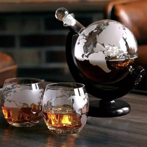 Földgömb alakú whiskey-s üveg 2 pohárral és hűtő kockákkal