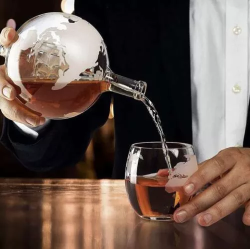 Földgömb alakú whiskey-s üveg 2 pohárral és hűtő kockákkal