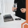 Heti gyógyszeradagoló kivehető napi tartókkal - fekete