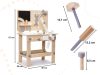 Fából készült műhely szerszámokkal egy asztalon DIY készlet