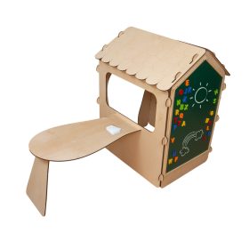 Fából készült gyerekház táblával és asztallal